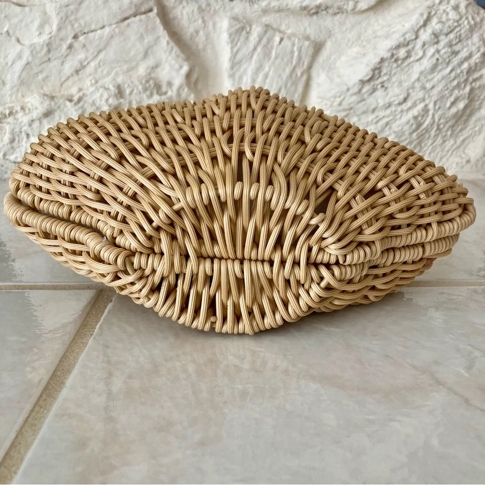 NWT Tommy Bahama seashell shaped woven rattan clam shaped clutch/handbag. - Picture 11 of 16